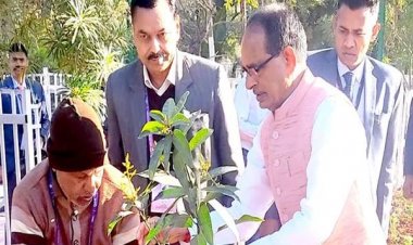 इंदौर में रेसीडेंसी कोठी गार्डन में मुख्यमंत्री श्री चौहान ने आम का पौधा लगाया