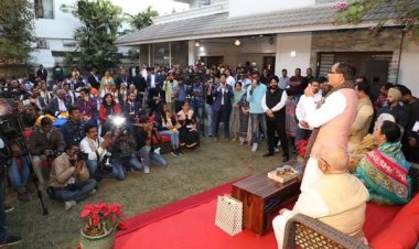 मुख्यमंत्री ने इंदौर के नागरिकों के घर में रूके प्रवासी भारतीयों से भेंट कर सम्मानित किया