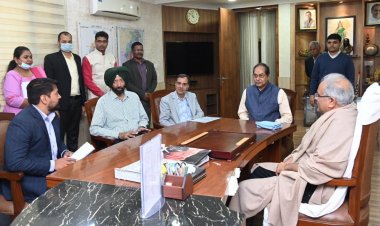 राज्य प्रशासनिक सेवा संघ के पदाधिकारियों ने मुख्यमंत्री से छत्तीसगढ़ की सौजन्य मुलाकात