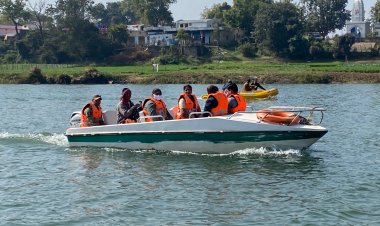 कलेक्टर ने संगम सहित अन्य घाटों का भ्रमण कर लिया व्यवस्थाओं का जायजा