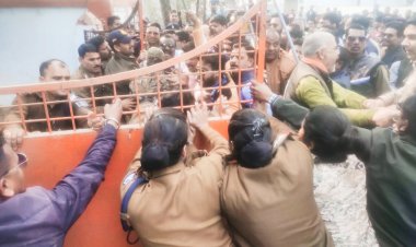 कांग्रेसियों ने फूंका केंद्रीय मंत्री कुलस्ते का पुतला, कोतवाली में एफआईआर दर्ज कराने दिया आवेदन