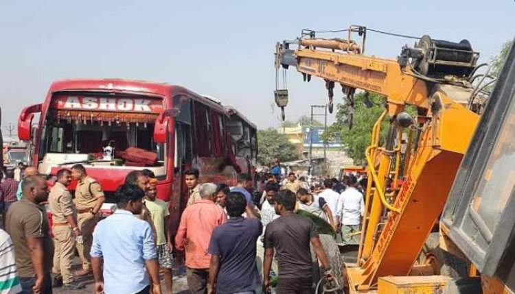 यात्रियों से भरी बस पलटी, 3 की मौत