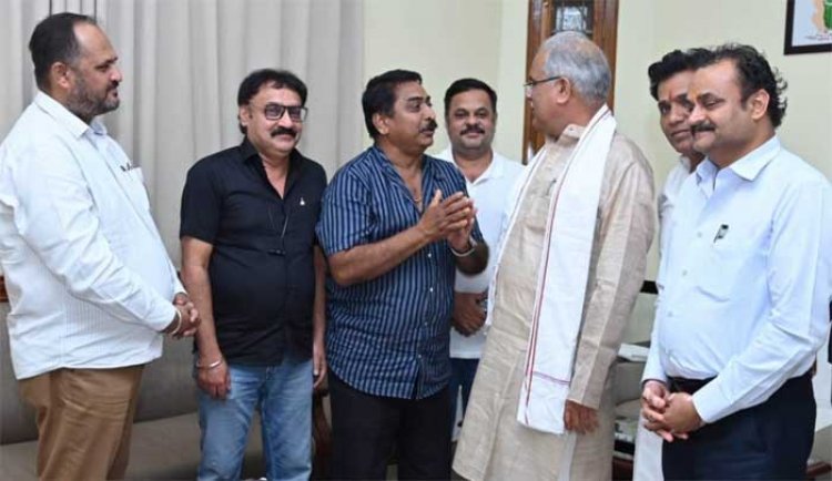 मुख्यमंत्री भूपेश बघेल को दिया नागार्जुन विज्ञान महाविद्यालय के हीरक जयंती समारोह में शामिल होने का आमंत्रण