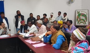 कमिश्नर से चर्चा के बाद माने आंदोलनकारी...