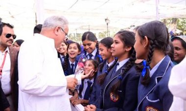 मुख्यमंत्री भूपेश बघेल आमजन के बीच पहुंचे एवं आवेदन लिए