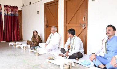 समोदा में मोतीराम चक्रधारी के घर CM भूपेश ने स्वादिष्ट छत्तीसगढी भोजन का लिया आनंद