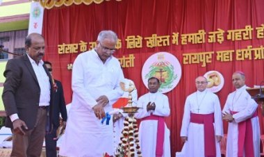 मुख्यमंत्री भूपेश बघेल रायपुर के अम्लीडीह स्थित कैथोलिक चर्च पहुंचे
