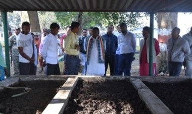 मंत्री कवासी लखमा ने भैरमबंद गौठान के गोबर पेंट यूनिट का किया निरीक्षण