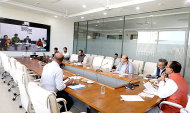 जनता के आवेदनों पर कार्यवाही में देर करने वाले हुए दंडित