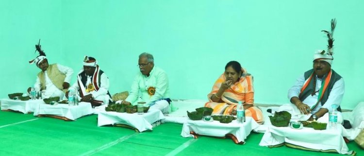 CM भूपेश ने गोंडवाना समाज के सम्मेलन में चखा मिलेटस से बने व्यंजन का स्वाद 