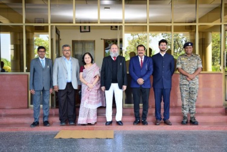 छत्तीसगढ़ हाईकोर्ट के चीफ जस्टिस ने बस्तर की समृद्ध शिल्पकलाओं का अवलोकन कर मुक्तकंठ से सराहा