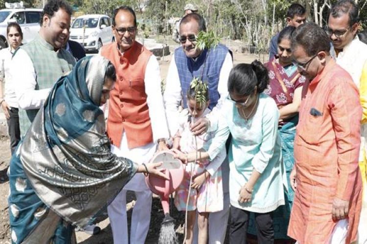 मुख्यमंत्री श्री चौहान ने किया पौध-रोपण