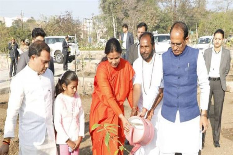 मुख्यमंत्री ने महाशिवरात्रि पर लगाया रुद्राक्ष, पीपल औऱ नीम का पौधा
