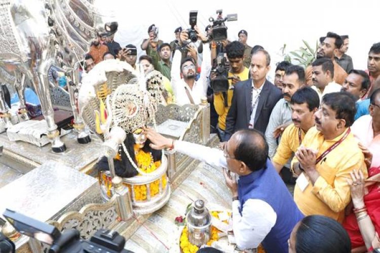 मुख्यमंत्री चौहान महाशिवरात्रि पर बड़वाले महादेव मंदिर पहुँचे