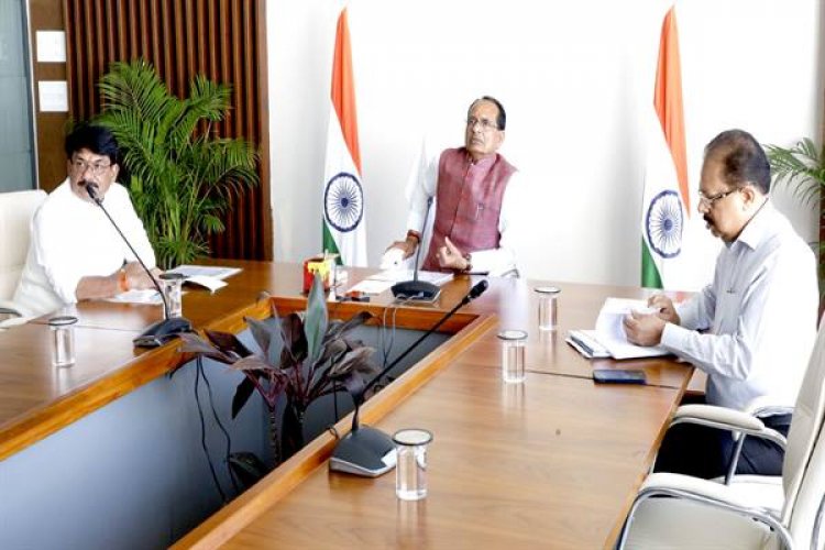 मानसून शुरू होने के पहले पूर्ण कर लें अमृत सरोवरों का निर्माण : मुख्यमंत्री