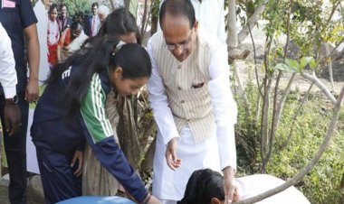 मुख्यमंत्री चौहान ने पदक विजेता खिलाड़ियों के साथ पौधे लगाए