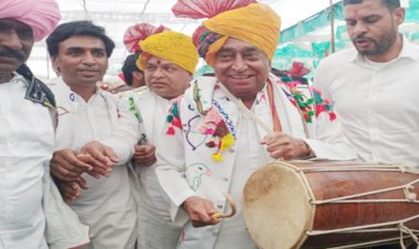 भगोरिया में थिरके पूर्व मुख्यमंत्री कमल नाथ, बजाया ढोल, कहा-शिवराज फिल्मों में जाएं