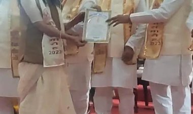 PM मोदी पर PHD, दीक्षांत समारोह में उपाधि भी प्राप्त कर ली