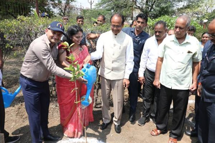 मुख्यमंत्री ने शहीदों के बलिदान दिवस पर पौध-रोपण किया