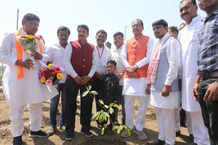 CM शिवराज ने रोपे आँवला, कचनार और जामुन के पौधे