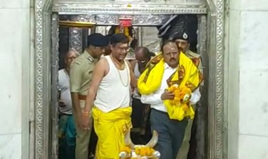 एनएसए अजीत डोभाल पहुंचे महाकाल मंदिर, गर्भगृह की चौखट पर टेका मत्था