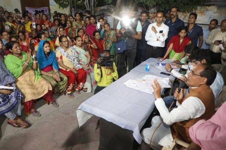 भीम नगर में मुख्यमंत्री ने भरवाए लाड़ली बहना योजना के प्रपत्र