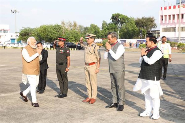 राज्यपाल और मुख्यमंत्री ने PM मोदी को दी भावभीनी विदाई