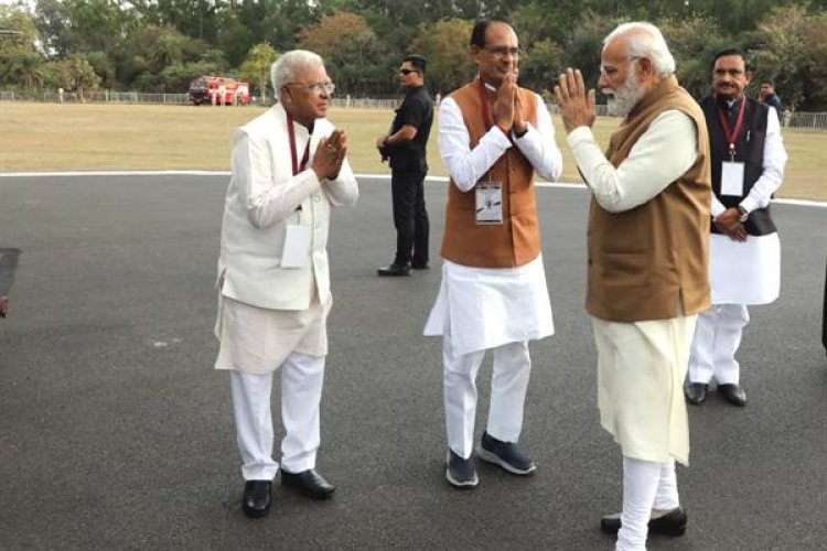 प्रधानमंत्री मोदी को भोपाल एयरपोर्ट पर दी भावभीनी विदाई