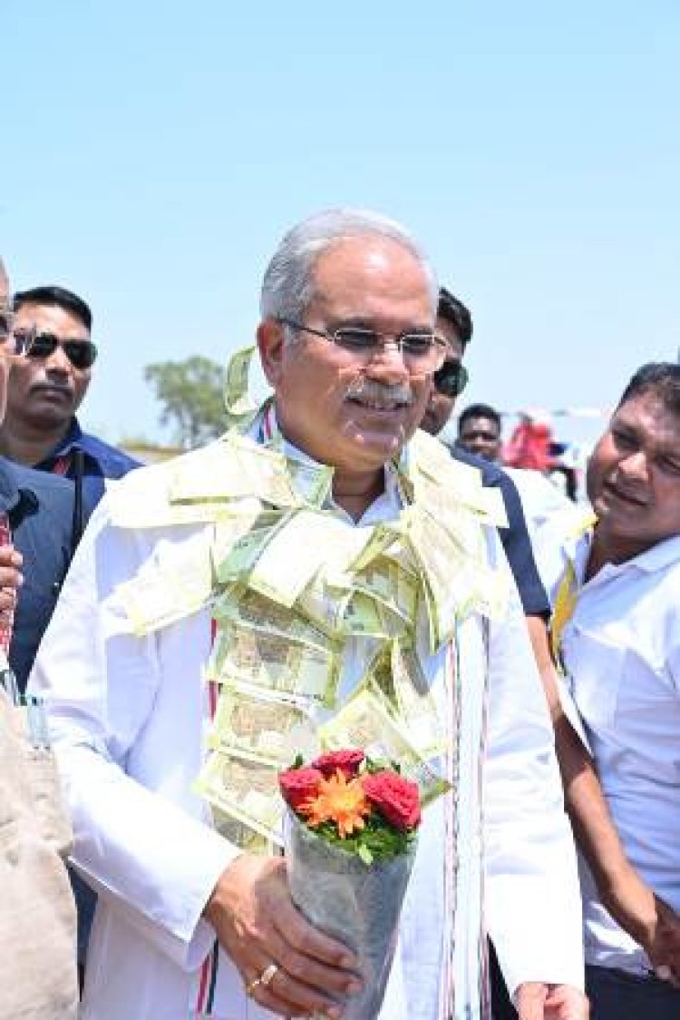 निकुम में CM भूपेश का नोटों की माला पहनाकर किया स्वागत 