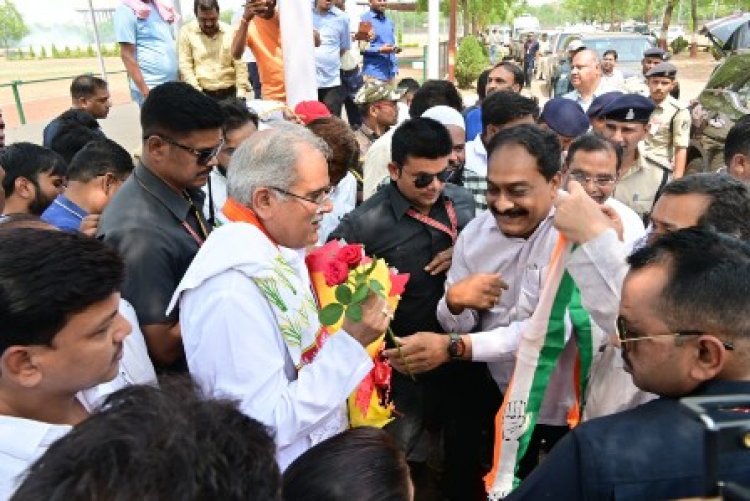 भिलाई स्थित प्रथम बटालियन हेलीपैड पर CM बघेल का आत्मीय स्वागत 