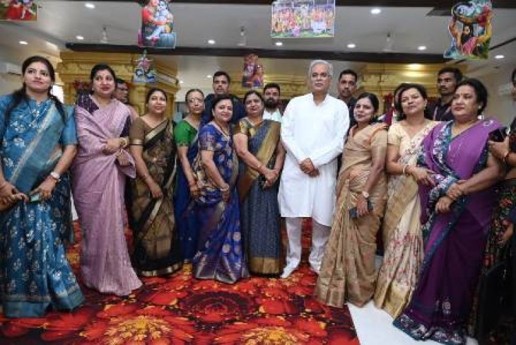 मुख्यमंत्री भूपेश बघेल ने भगवान राधा कृष्ण मंदिर में पूजा-अर्चना की