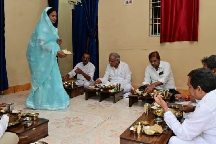 CM भूपेश बघेल पटेल परिवार के घर में स्वादिष्ट और छत्तीसगढ़िया भोजन का लिया आनंद
