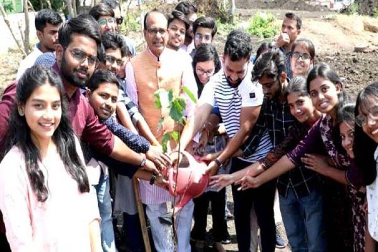 CM शिवराज ने लगाए नीम, करंज, पीपल, अमरूद और जामुन के पौधे
