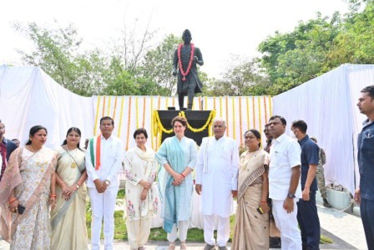CM भूपेश और प्रियंका गांधी ने पं. नेहरू की मूर्ति पर श्रद्धा सुमन अर्पित किए