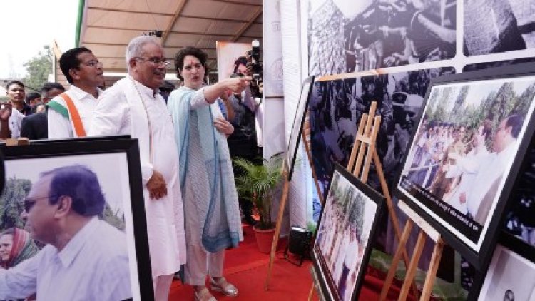 भरोसा का सम्मेलन में प्रदर्शित फ़ोटो गैलरी में देश के पूर्व प्रधानमंत्री स्वर्गीय...
