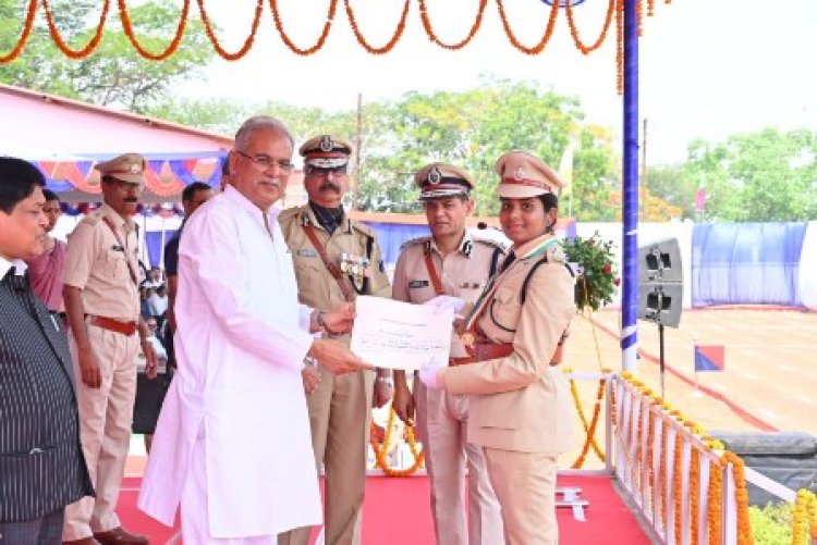 मुख्यमंत्री भूपेश बघेल ने पुलिस अधिकारियो को दिया पुरस्कार