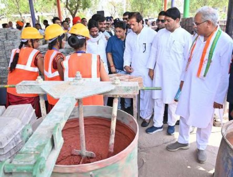 CM बघेल ने देखी गोबर से पेंट बनाने की प्रक्रिया, महिलाओं से की चर्चा