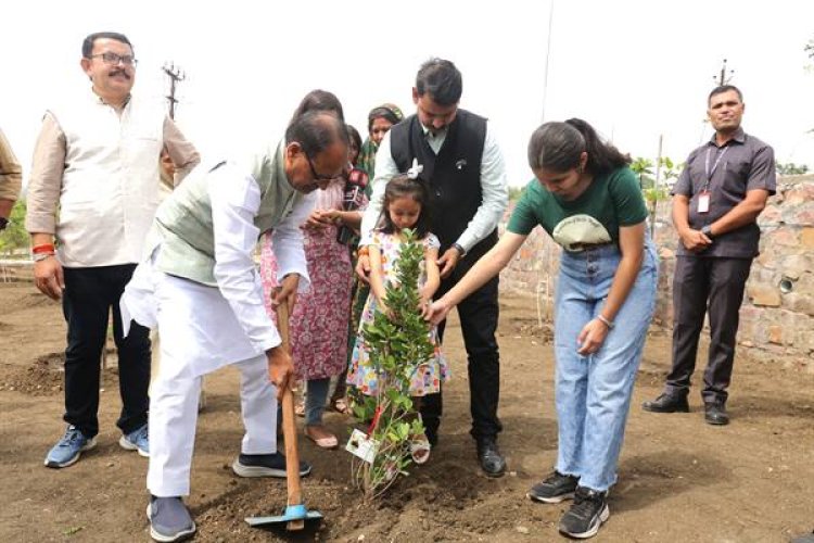 CM चौहान ने जामुन, आम और सतपर्णी के पौधे लगाए