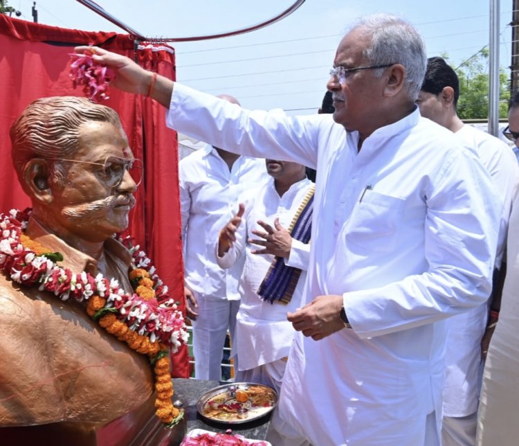 सीएम बघेल ने पूर्व विधायक स्व. स्वर्गीय सतपथी की प्रतिमा का किया अनावरण