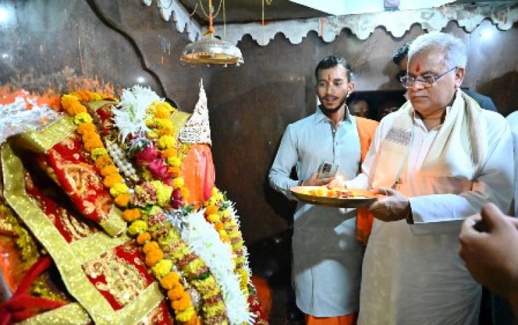 CM बघेल ने जैतू साव मठ में की पूजा-अर्चना, हनुमान बावली का किया दर्शन