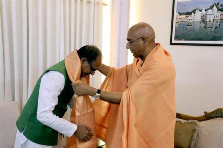 स्वामी श्री अवधेशानंद गिरि से मुख्यमंत्री शिवराज ने आशीर्वाद प्राप्त किया