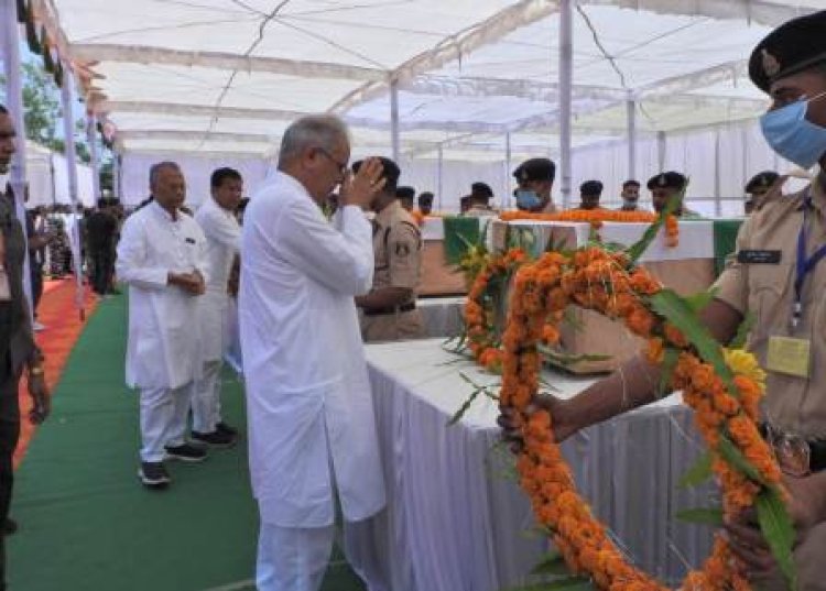 CM भूपेश बघेल ने आईईडी ब्लास्ट में शहीद जवानों को नमन करते हुए उनके पार्थिव शरीर पर पुष्पगुच्छ अर्पित कर श्रद्धाजंलि दी