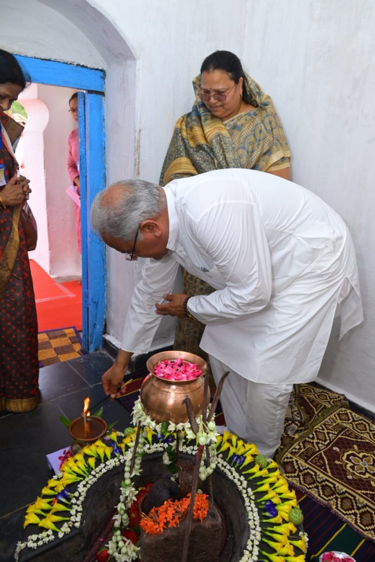 CM बघेल ने सेमरा-बी के प्राचीन शिव मंदिर में की पूजा-अर्चना