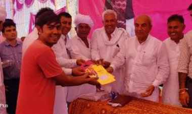 श्रम राज्य मंत्री ने लाभार्थियों को मुख्यमंत्री गारंटी कार्ड वितरित कर योजनाओं से किया लाभान्वित