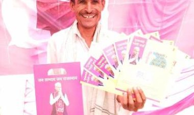 महंगाई राहत कैम्प: राहत के पिटारे से हर परिवार के लिए निकल रही खुशियां, गारंटी कार्ड प्राप्त कर खिल रहे चेहरे