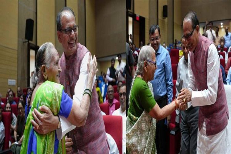 मुख्यमंत्री अपनी प्राथमिक कक्षा की शिक्षिकाओं को देख कर हुए भाव-विभोर