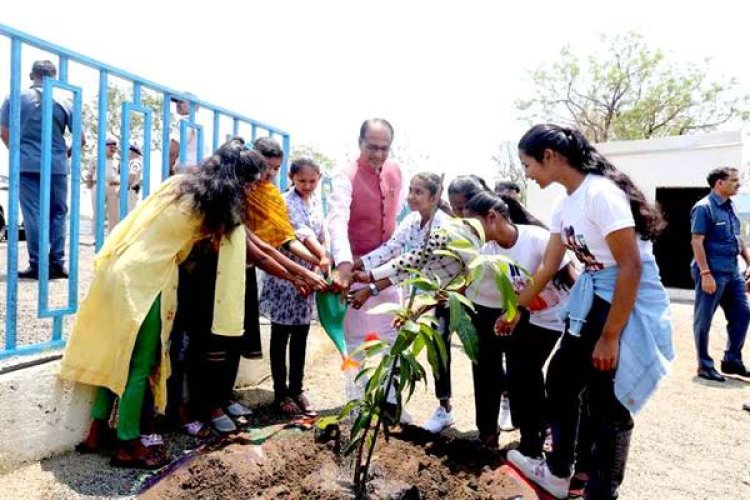 मुख्यमंत्री ने लाड़ली लक्ष्मी दिवस पर लाड़ली बेटियों के साथ लगाए पौधे