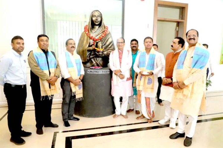 मुख्यमंत्री को भगवान सोमनाथ का चित्र और माँ अहिल्या की प्रतिमा भेंट की