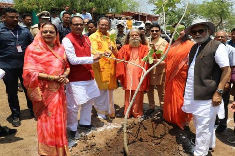 मुख्यमंत्री ने ओंकारेश्वर में बरगद का पौधा रोपा