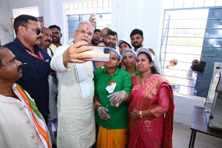 CM भूपेश ने बेलटूकरी स्थित रूरल इंडस्ट्रियल पार्क में आजीविका गतिविधियों का अवलोकन किया